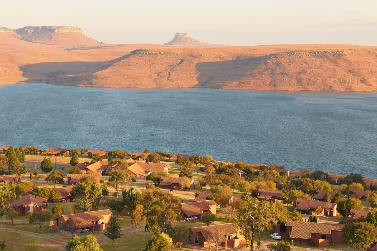 Hotel First Group Qwantani à Harrismith Extérieur photo